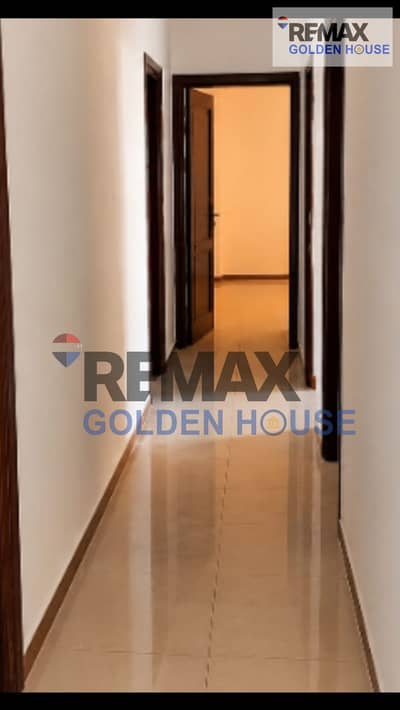 130 SQM apartment in Sakan Misr El Shorouk, top floor with elevator, north-facing, 3 bedrooms and 1 bathroom, asking EGP 2.5M, EGP 870K remaining in q