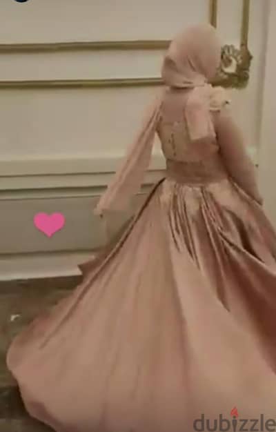 فستان سواريه لابسه واحده