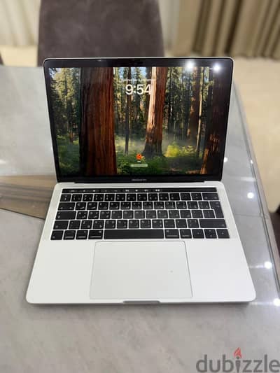 فرصة لقطة : ماك بوك MacBook Pro 13 Core i5 بحالة فابريكة للبيع السريع