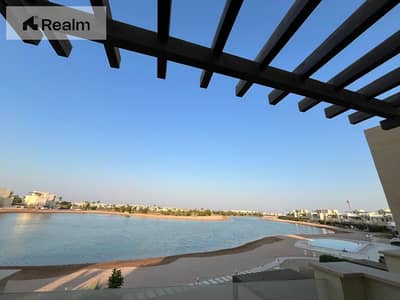 شقة جاهزة للسكن، مشطبة بالكامل وفي موقع متميز.