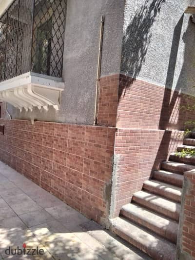 Administrative headquarters of 1000 m ground floor with a garden and garage.