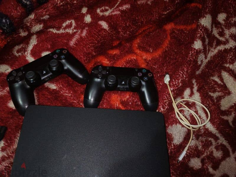 ps4 1TB| 2 controllers +batman cd game 2