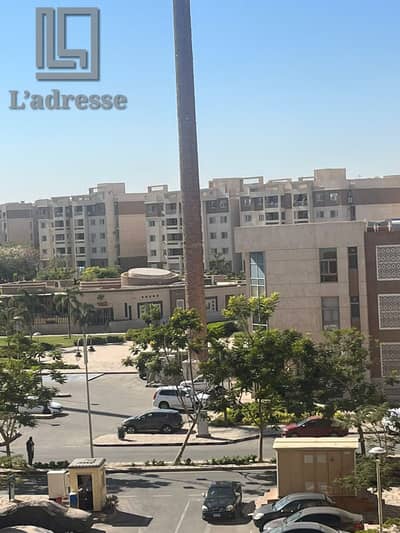  فرصة استثمارية! شقة بتشطيب خاص للبيع في مدينتي B11 بموقع حيوي جداً 