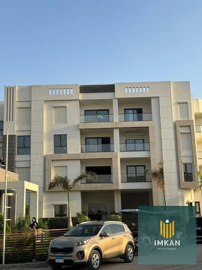 شقة بالتقسيط علي 9 س بمقدم 440 الف قدام الجامعة الامريكية 104م غرفتين كمبةند ايزولا سنترا التجمع الخامس
