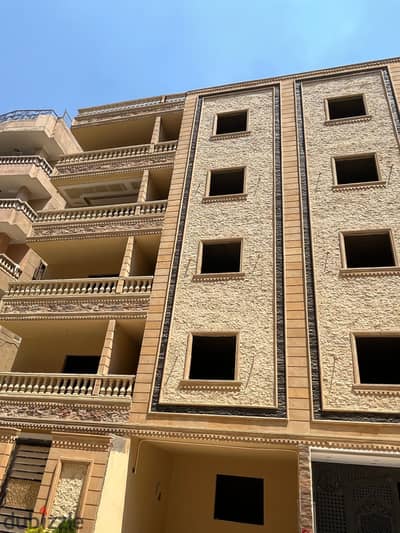 Apartment for sale with immediate delivery, completed building, facade, and entrances in the gardens of the pyramids.