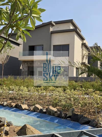 Villa available for immediate handover at an attractive price in the Fifth Settlement—prime location within the Creek Town compound, directly on Suez