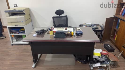 مكتب خشب مودرن كبير بسطح زجاج وهيكل معدني