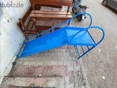 موجود تُخت و زحليقه و مراجيح و ترابيزات بي المقاعد المخصصه لها