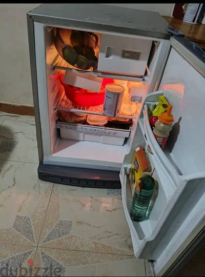 ثلاجة الاسكا صغيره لسه فالضمان ٤٥٠٠ جنيه