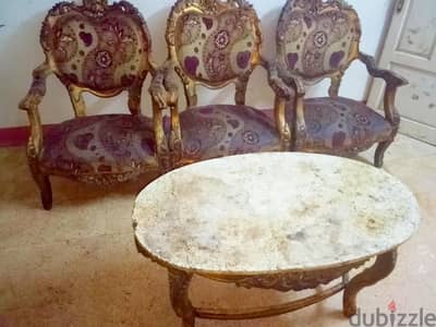 صالون كلاسيك خشب محفور بحالة جيدة للبيع – ٣ كراسي وترابيزة برخامة