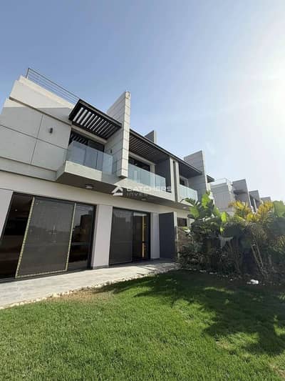 فيلا SIDE HOUSE في لافيستا [ باتيو تاون ]  بأقل سعر بخصم ممتاز في كمبوند فيلات فقط | ولوكيشن بجانب ميفيدا و دقايق من AUC