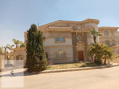 فيلا للبيع في كمبوند رويال لاجون أمام ماونتن فيو وبلاجيو مساحة أرض 840 م ومباني 1350 متر بحري ناصية كرنر مميزة حمام سباحة وتصميم قصر مميز داخل كمبوند