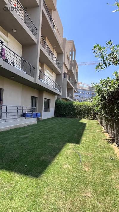 شقة أرضي بجاردن ٣ غرف نوم للايجار بالمطبخ و التكييفات و الدريسنج في كمبوند فيفث سكوير المراسم - القاهرة الجديدة