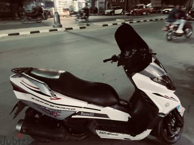 اسكوتر زافيرانو ٢٠١٥ ابيض٢٥٠ cc