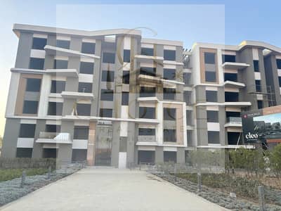 Apartment with garden, 2 bedrooms, super deluxe finishing, with a distinctive view. Resale from the owner at a bargain price with down payment and ins