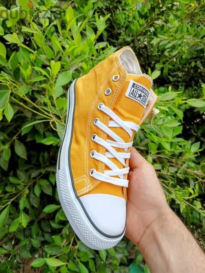 Converse باللون الأصفر/الذهبي