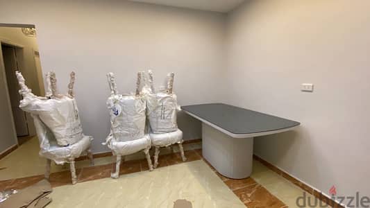 ترابيزه سفره من دمياط و ٦ كراسي جديده بالتغليف