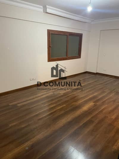 شقة سكنية فخمة بمساحة 360 متر للايجار في جنوب الاكاديمية (قطاع د) – 3 غرف، ليفينج، فيو جاردن وأسانسير