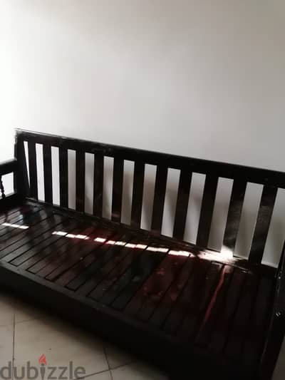 كنبة خشب بتتفتح سرير بحالة ممتازه