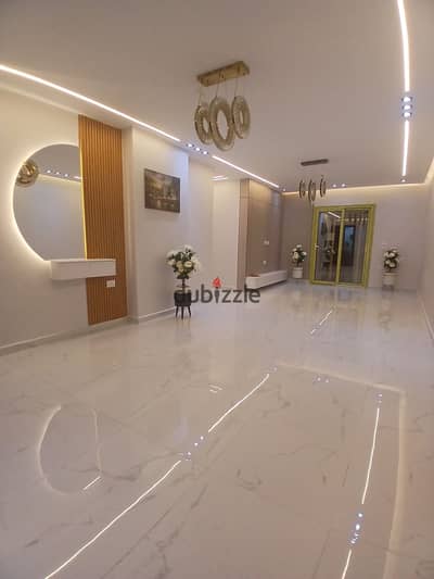 بسعر لقطه شقه في حدايق الاهرام ع الشارع البوابه الاولى منطقه ز منطقه راقيه وهاديه تشطيب سوبر لوكس