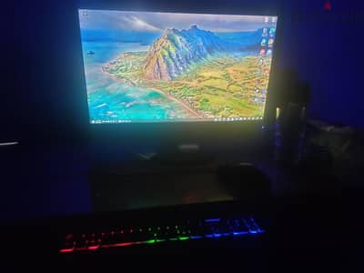 Gaming PC كامل للبيع + شاشة + ماوس وكيبورد + مايك + سماعات + طاولة | ح