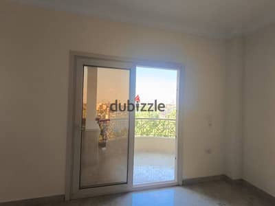 شقة بفيلا علي الطريق الرئيسي مباشره