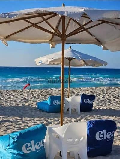 للبيع شاليه تشطيب كامل بالتكيفات و خشب المطبخ فى الساحل الشمالى فى قريه Glee - استلام قريب هتستلم على الفرش بخصم على الدفع الكاش