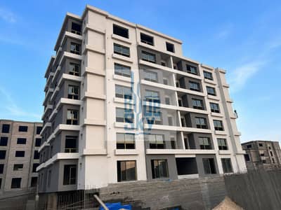 شقة 165م استلام فوري بمقدم 10% فقط في قلب التجمع الخامس كمبوند Creek Town و بالتقسيط علي 10 سنوات