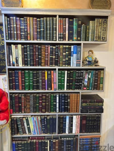 مكتبة في معظم فروع المعرفة البشرية
