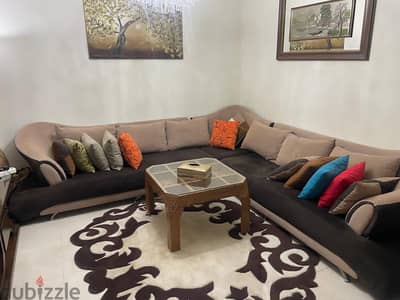 ركنه شيك جداً حرف L  معاها ٢ بوف وتربيزه خشب زان وستاره هديه