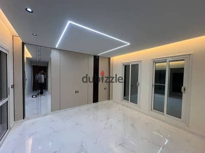 شقة مميز افضل تقسيط وسعر علي 12 سنة تقسيط للبيع فيو بانورامي علي center park وبخصم 50 % علي محور الامل مباشرة بجوار مدينتي وماونتن فيو