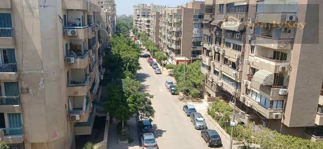 شقة مفروشة للإيجار في مساكن شيراتون خلف النساجون شقة مميزة مفروشة بالكامل وجاهزة للسكن، في موقع هادئ ومميز بمساكن شيراتون، خلف النساجون الشرقيون. التق