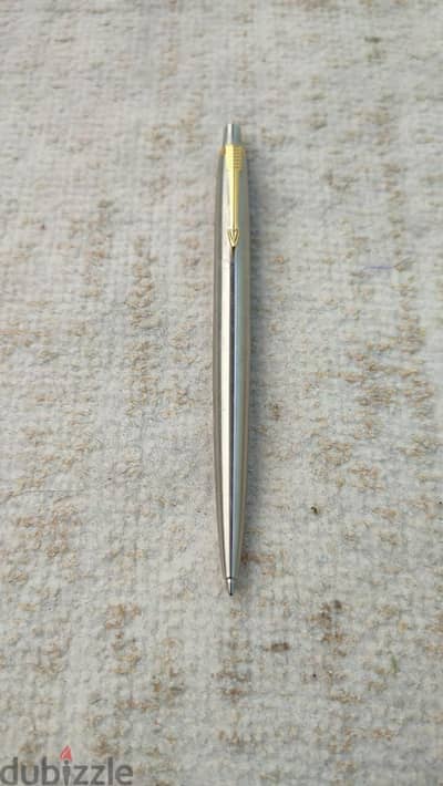 قلم جاف parker made in UK فضي في ذهبي