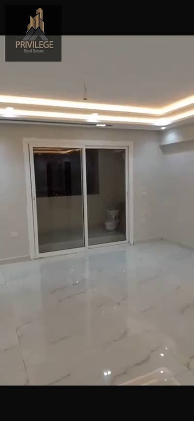 شقه للايجار الفاضى فى هايد بارك بالمطبخ والتكيفات 3غرف منهم غرفه ماستر 3حمام الدور 2 بحرى فيو سنتر بارك لاند سكيب