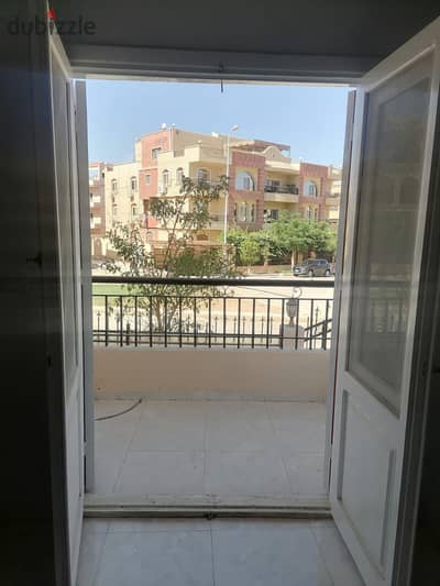 Apartment for rent in the 7th District, 3rd Neighborhood, 165 sq m, raised ground floor, 3 rooms, 2 bathrooms, and an American-style kitchen.