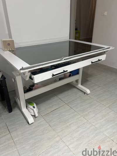 بيع طربيزه رسم هندسي استعمال سنتين جديد