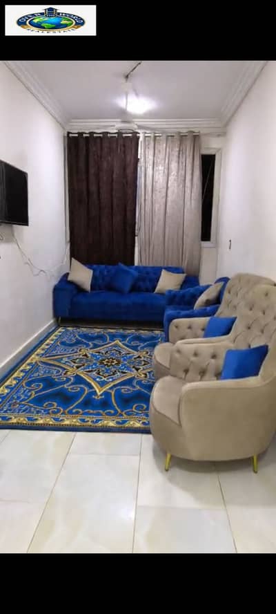 Furnished apartment for rent in Maadi near the metro station, 10th Street, consisting of three bedrooms, a reception area, a bathroom, and a kitchen. Seventh floor, elevator available, includes air conditioning, Wi-Fi, natural gas. Prime location.