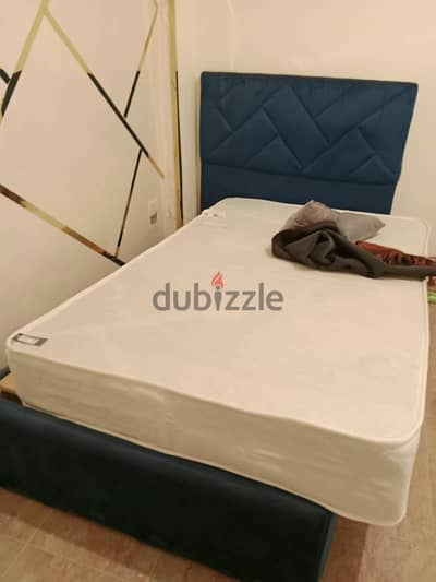 سرير منجد قطيفة كحلى