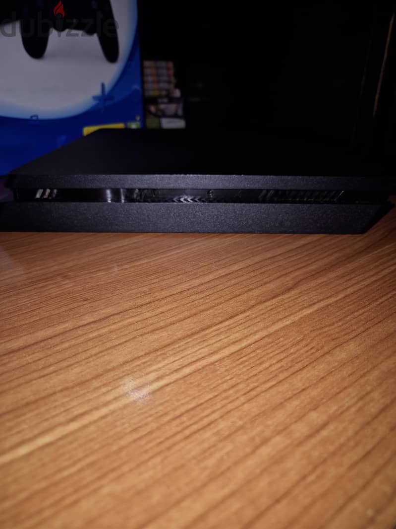 Playstation 4 slim 1TB + original controller and CD 5