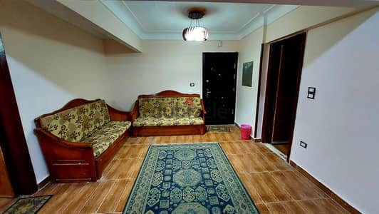 شقة للايجار فترة الشتاء اول عمارة علي البحر مباشرة