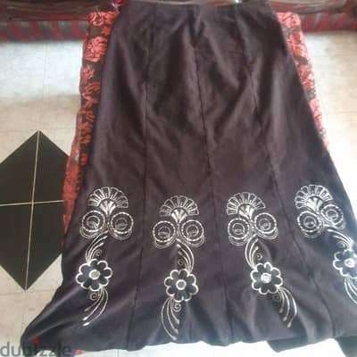 للبيع تنورة (جيب) طويلة (ماكسي) مميزة جداً وأنيقة، تناسب الخروجات