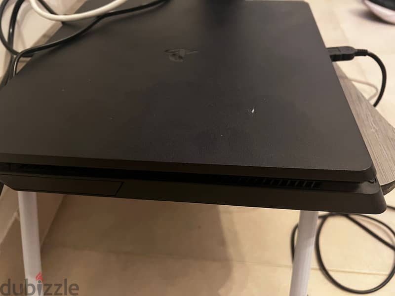 PlayStation 4 slim 1
