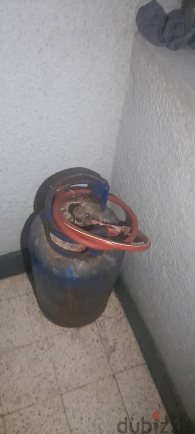 انبوبة غاز بالمنظم و فيها غاز