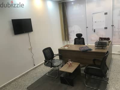 مكتب إداري بوحدة تخزين داخلية لم يُستخدم بالكامل + 3كرسي