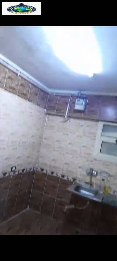 للإيجار الفاضي شقة قانون جديد بالتكييفات عدد 3 تكييفات والمطبخ 2 غرفة نوم و ريسبشن وحمام ومطبخ تشطيب سوبر لوكس دور رابع اسانسير خلفى