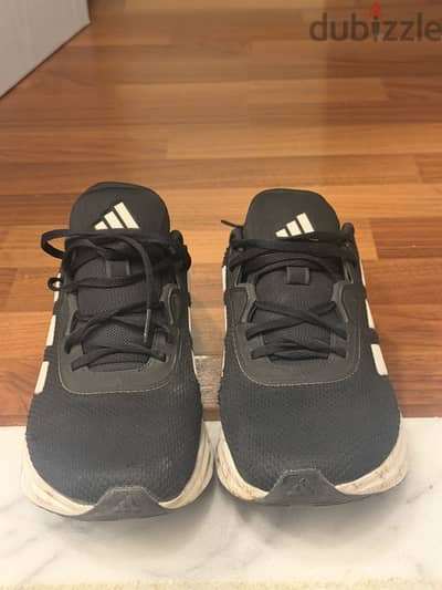 كوتشي Adidas مستعمل original ١٠٠% مقاس ٤٢ (٢/٣)