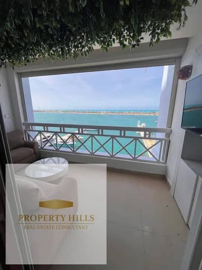 Furnished hotel apartment for sale by the sea, fully finished (with furniture - air conditioners - appliances) in a very lively location by the yacht marina at kilometer 93, with only a 10% down payment