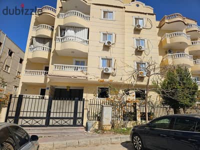 Prime 195 SQM Apartment | District 16 – Sheikh Zayed  Discover this generously sized apartment in one of the most desirable residential areas of Sheikh Zayed City. The property is located on the first floor and enjoys a full building frontage, providing e