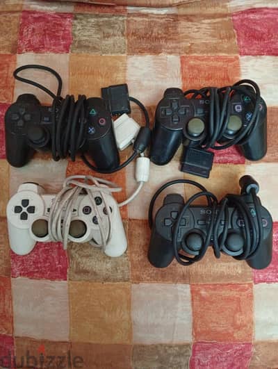 4 أذرع تحكم سونى (3 باللون الأسود + 1 باللون الأبيض) Sony