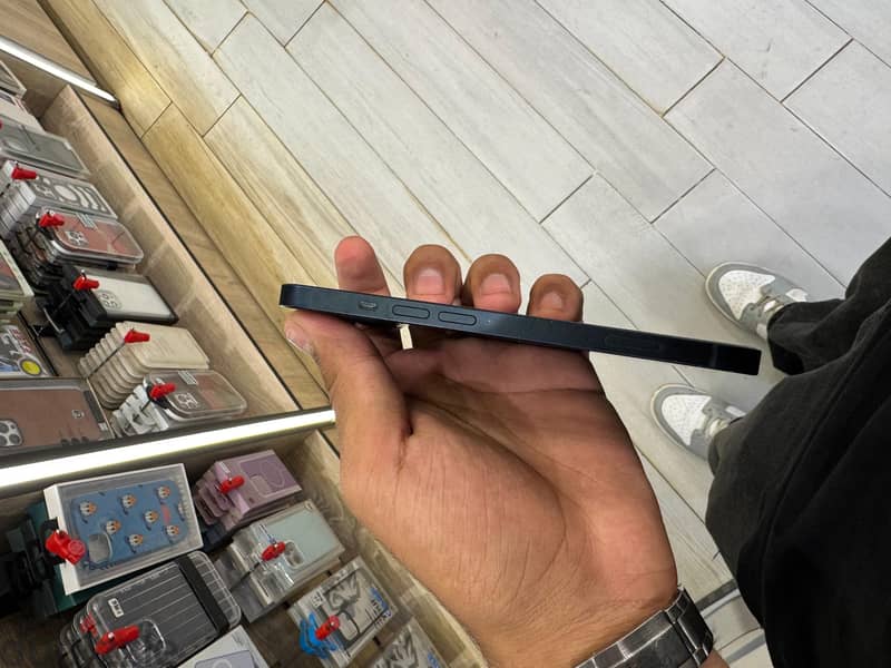 Apple - iPhone 13 4